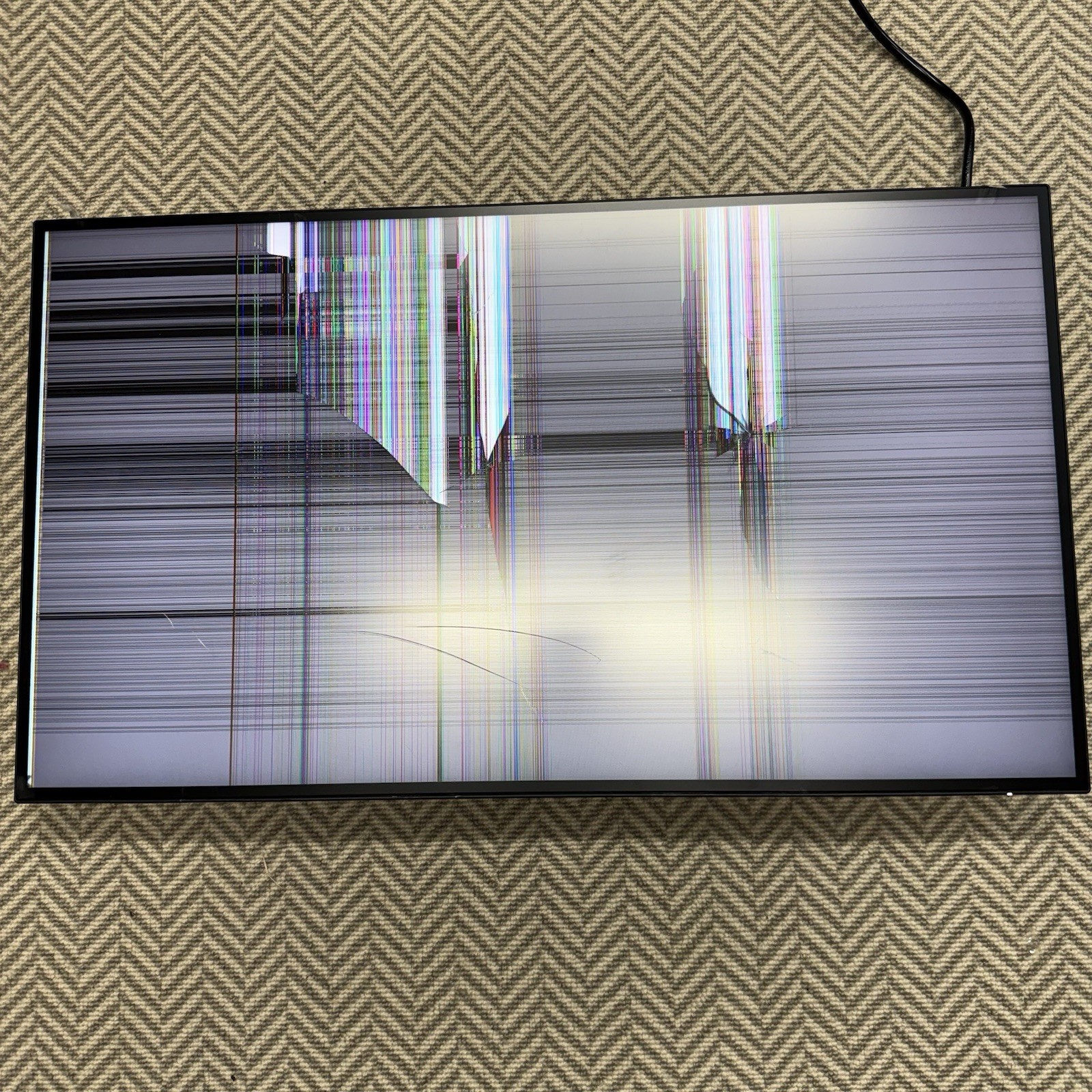 (Broken) Dell UltraSharp 27-inch QHD USB-C Hub 120Hz IPS LCD Monitor U2724DE