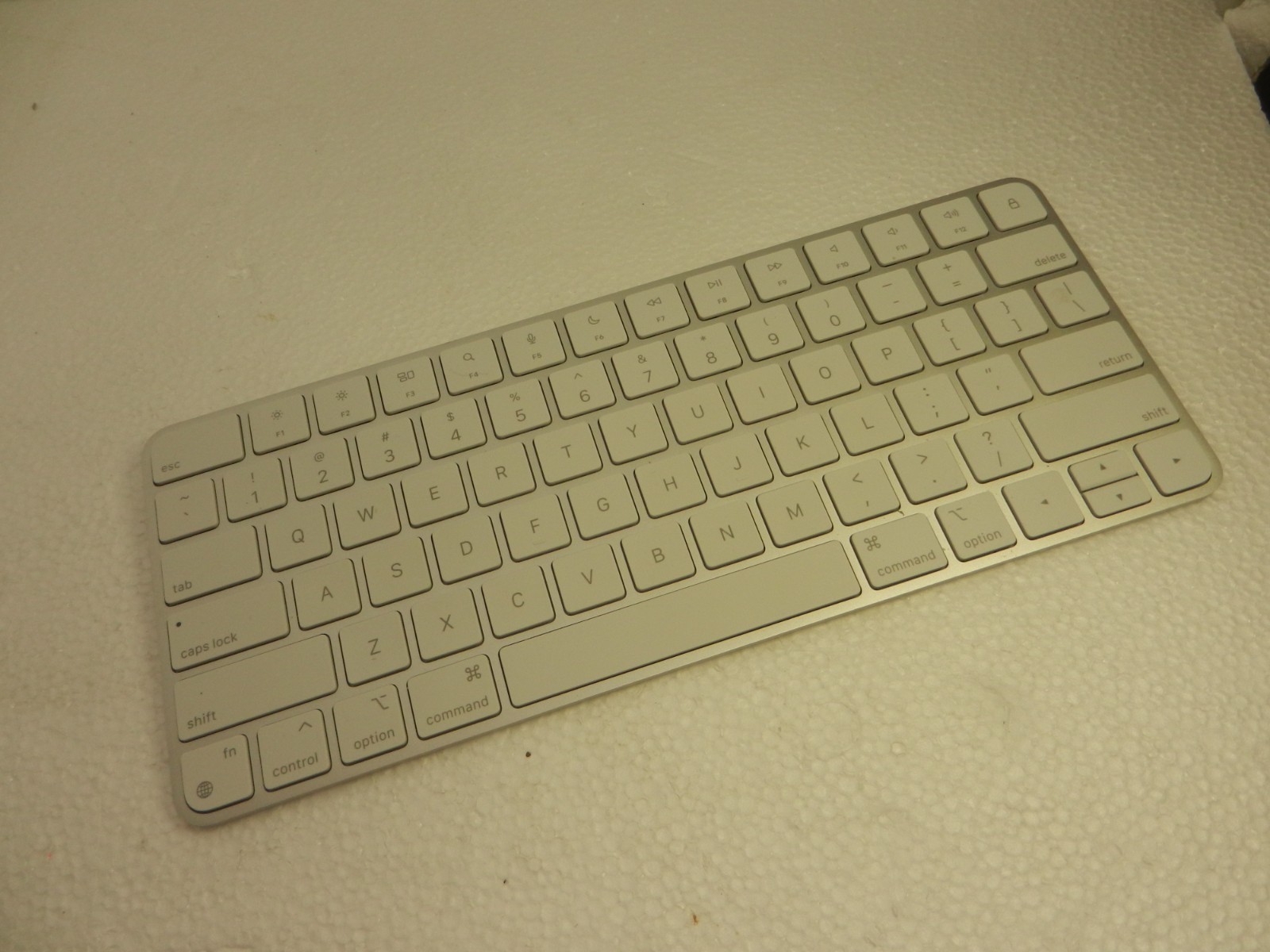 Apple Wireless Magic Keyboard - Model A2450) [USED Good Condition]