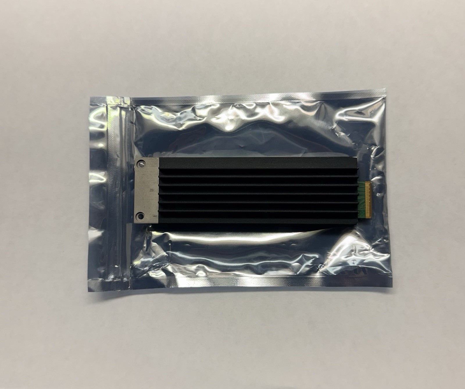Micron 9550 Pro 7.68TB E1.S PCIe Gen5 NVMe Internal SSD w/ Heatsink