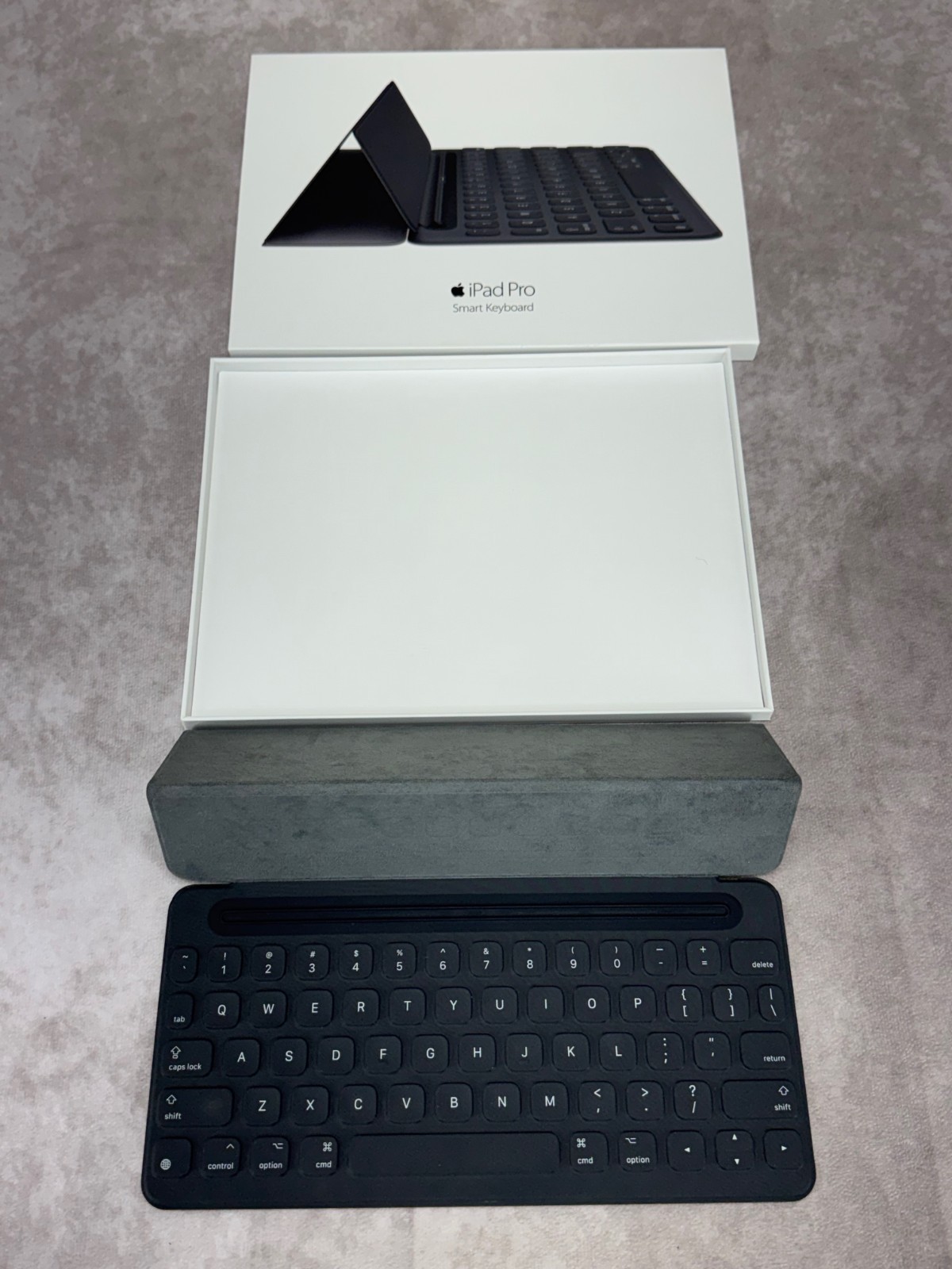 Used Apple A1772 Smart QWERTY Keyboard Folio For Apple IPad Pro 9.7" 1st/2nd Gen