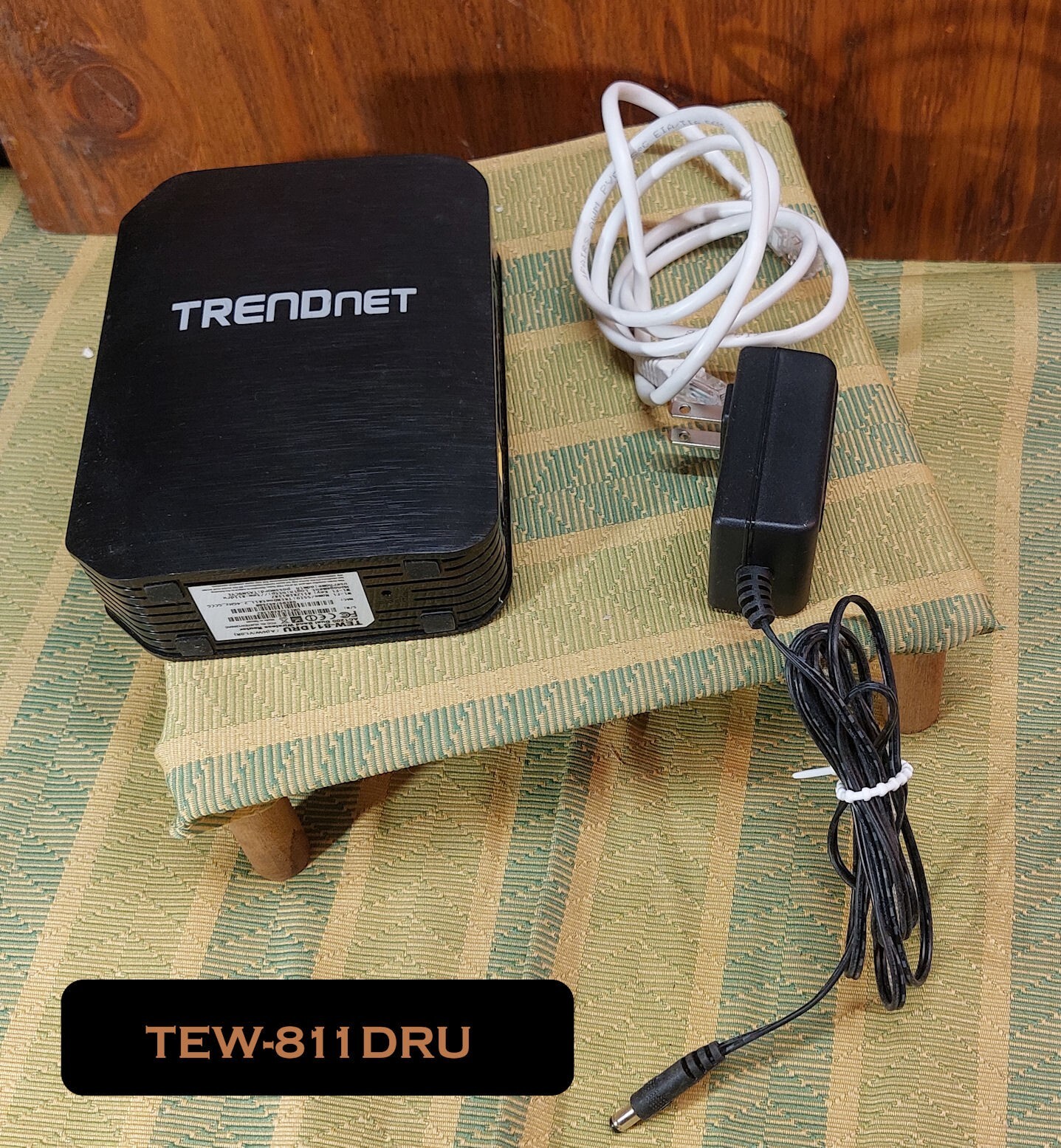 Trendnet AC1200 Dual Band ROUTER # TEW-811DRU - 4 Ports + Power & Ethernet Cords