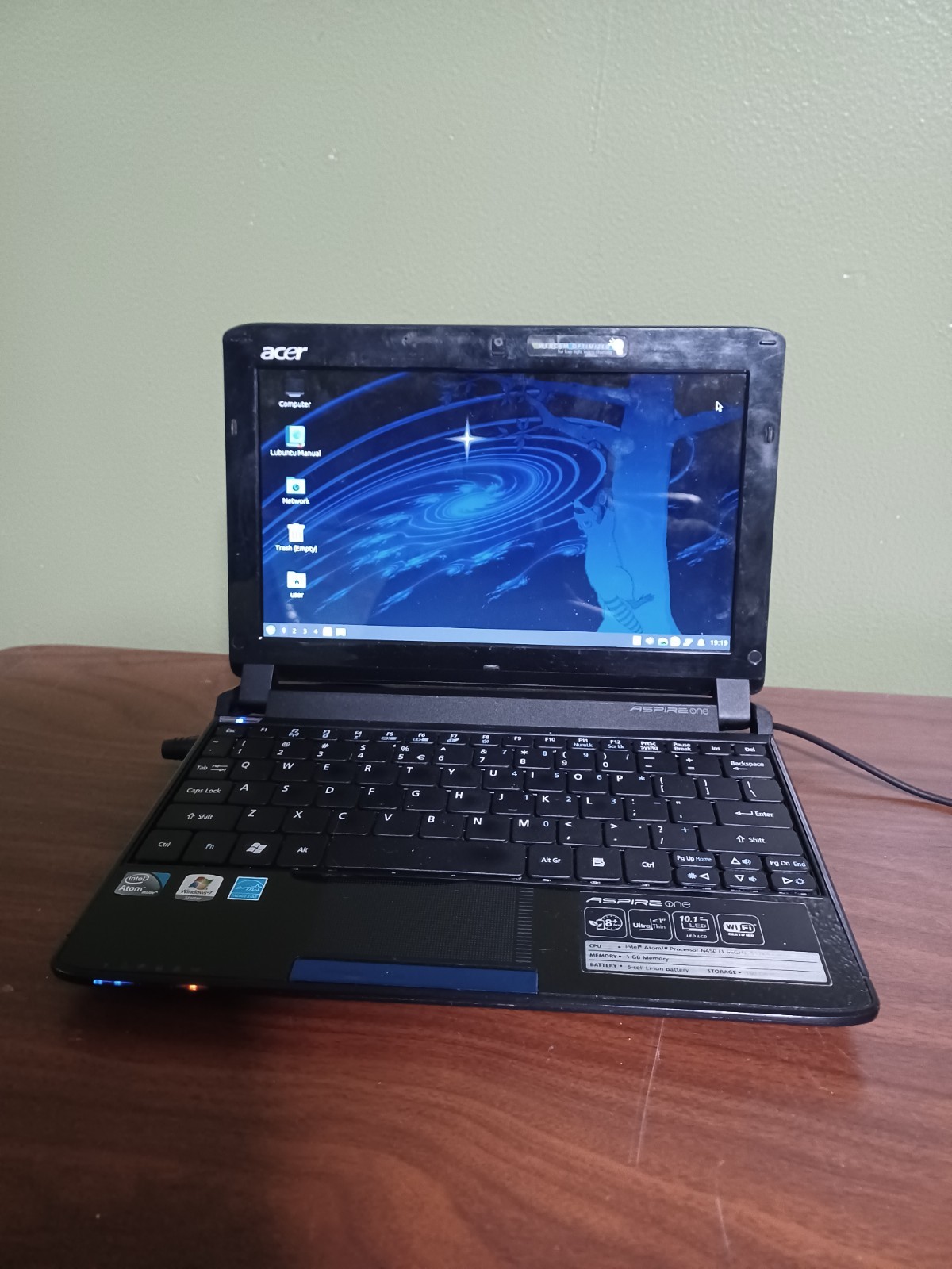 Acer Aspire One AO532h Netbook Atom N450 1 GB RAM 160 GB HDD Lubuntu w/ Charger