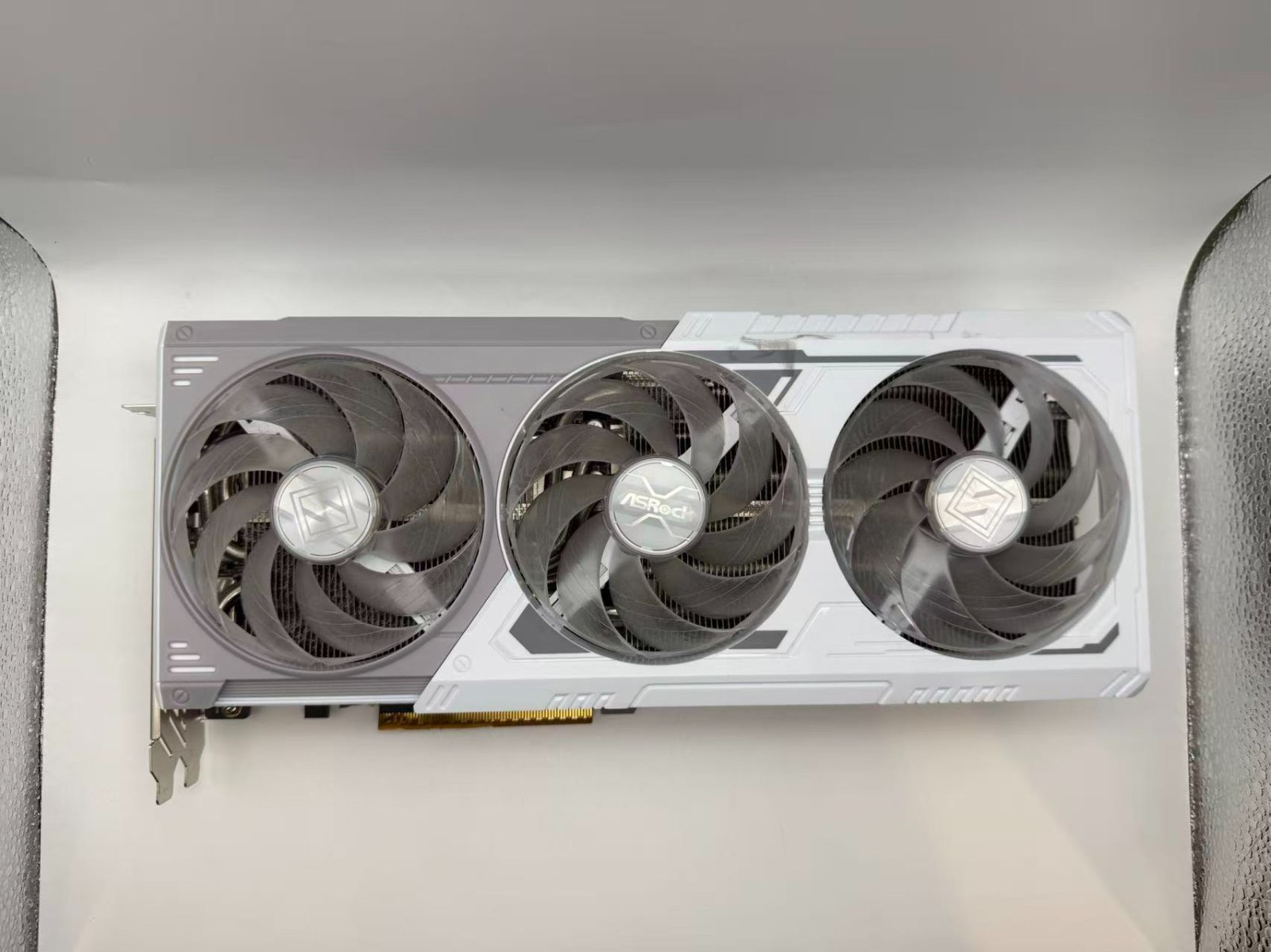 (FOR PARTS)ASROCK AMD Radeon RX 9070 XT Steel Legend 16GB WHITE *AS IS**Broken*