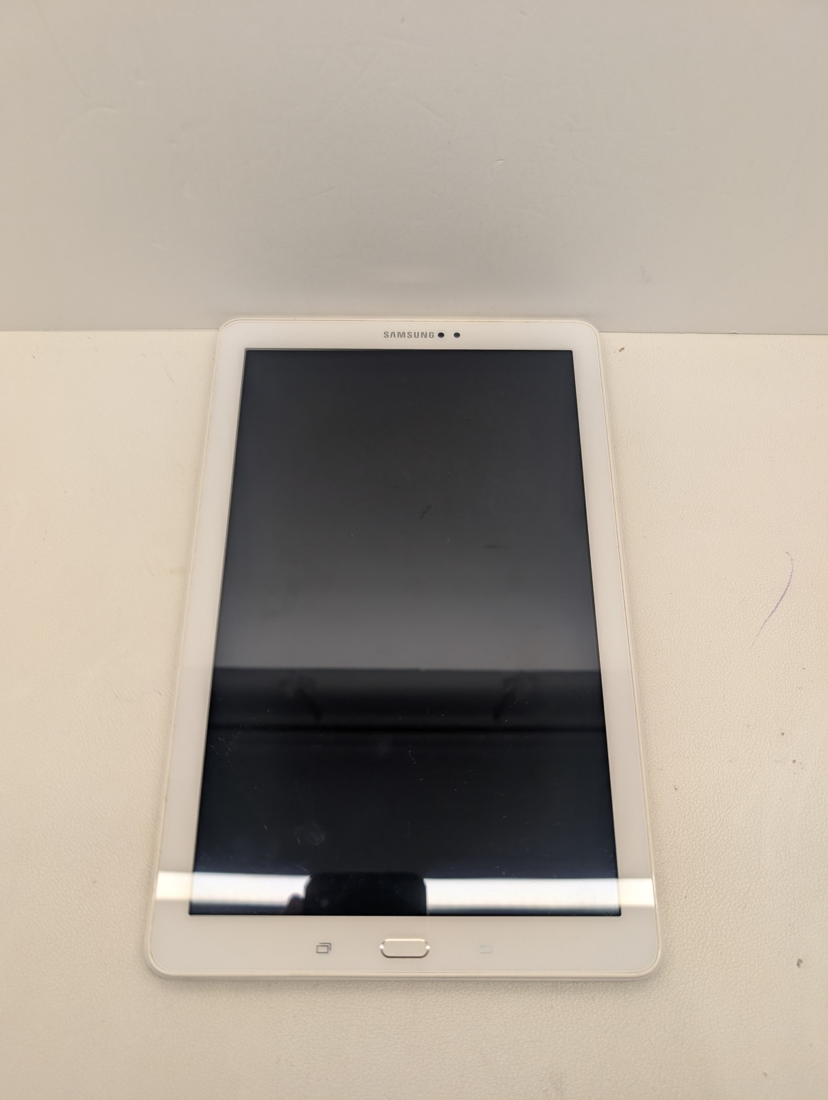 Samsung Galaxy Tab A SM-P580 16GB White WiFi Tablet with S Pen Slot