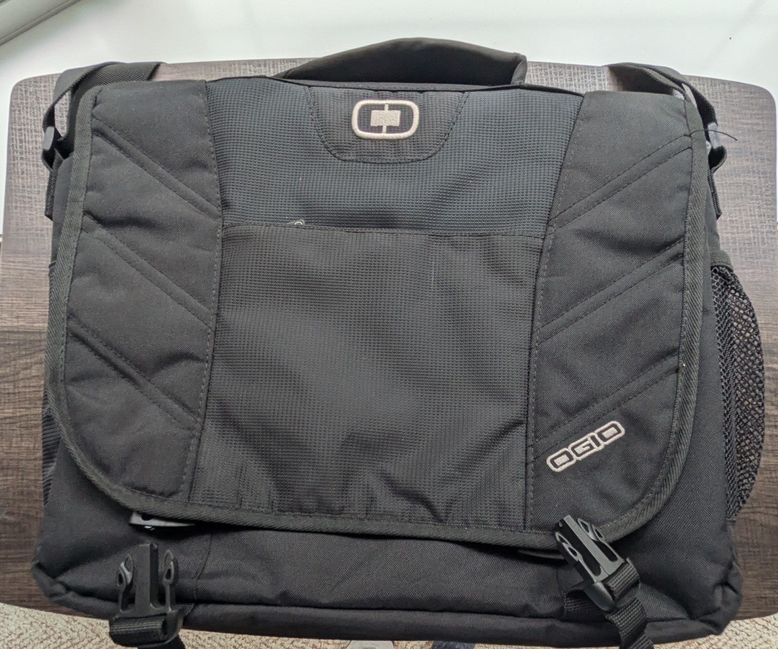 OGIO Upton Messenger Laptop Bag 417015 Black Gray Fits 17" Laptop