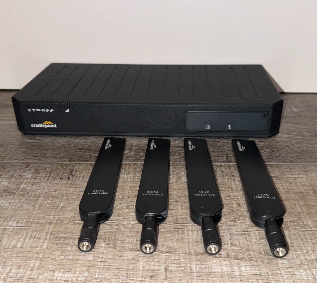 Cradlepoint E3000-C18B Router  + 4G/5G Antennas | Light Cosmetic Scratching