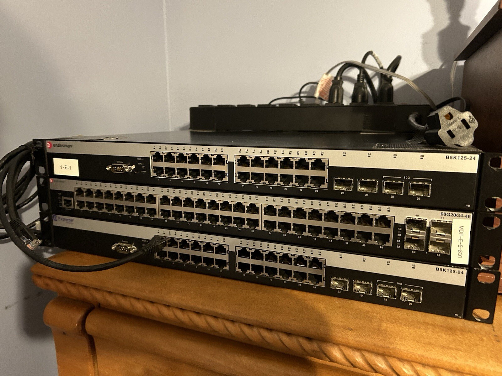 x2 Extreme/Enterasys B5K125-24 (24 port each) + x1 Enterasys 08G20G4-48(48 port)