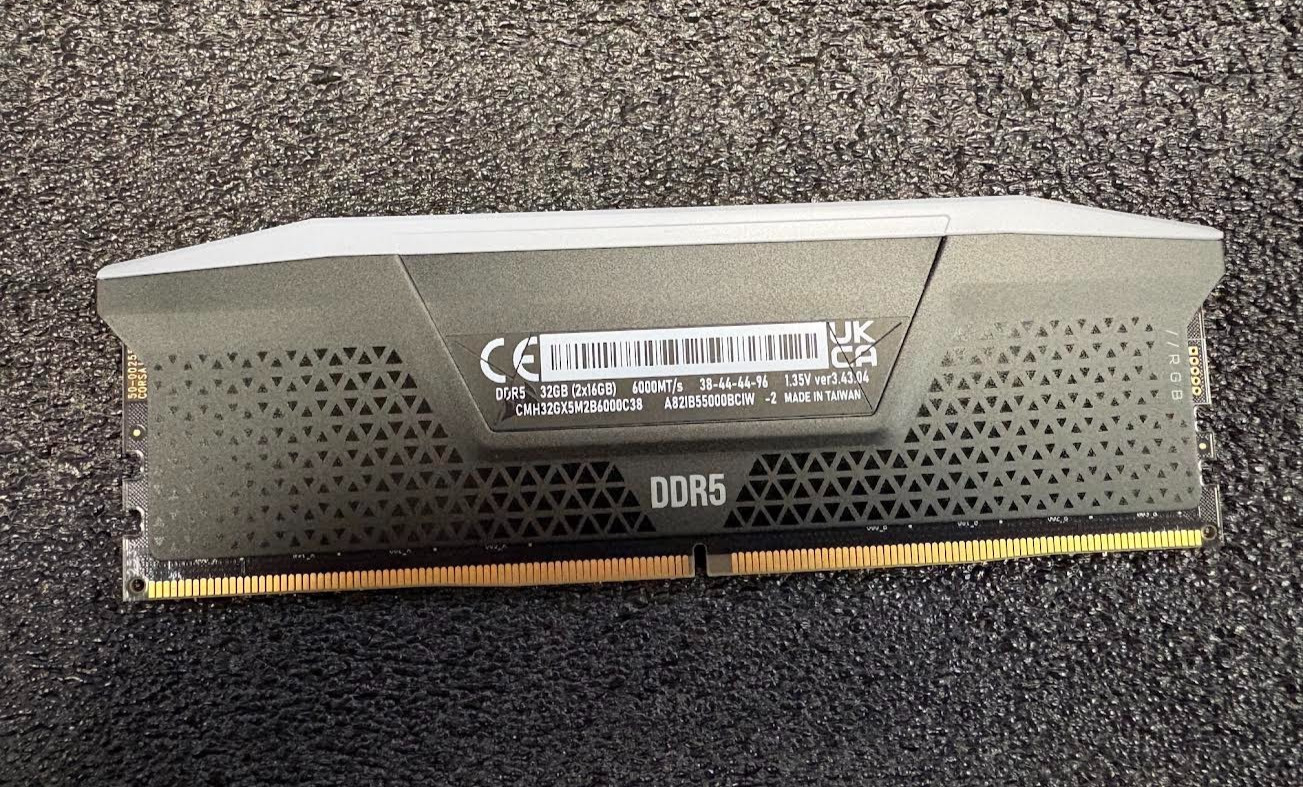 CORSAIR VENGEANCE 6000MHz RGB 16GB CMH32GX5M2B6000C38 Desktop Memory-USED