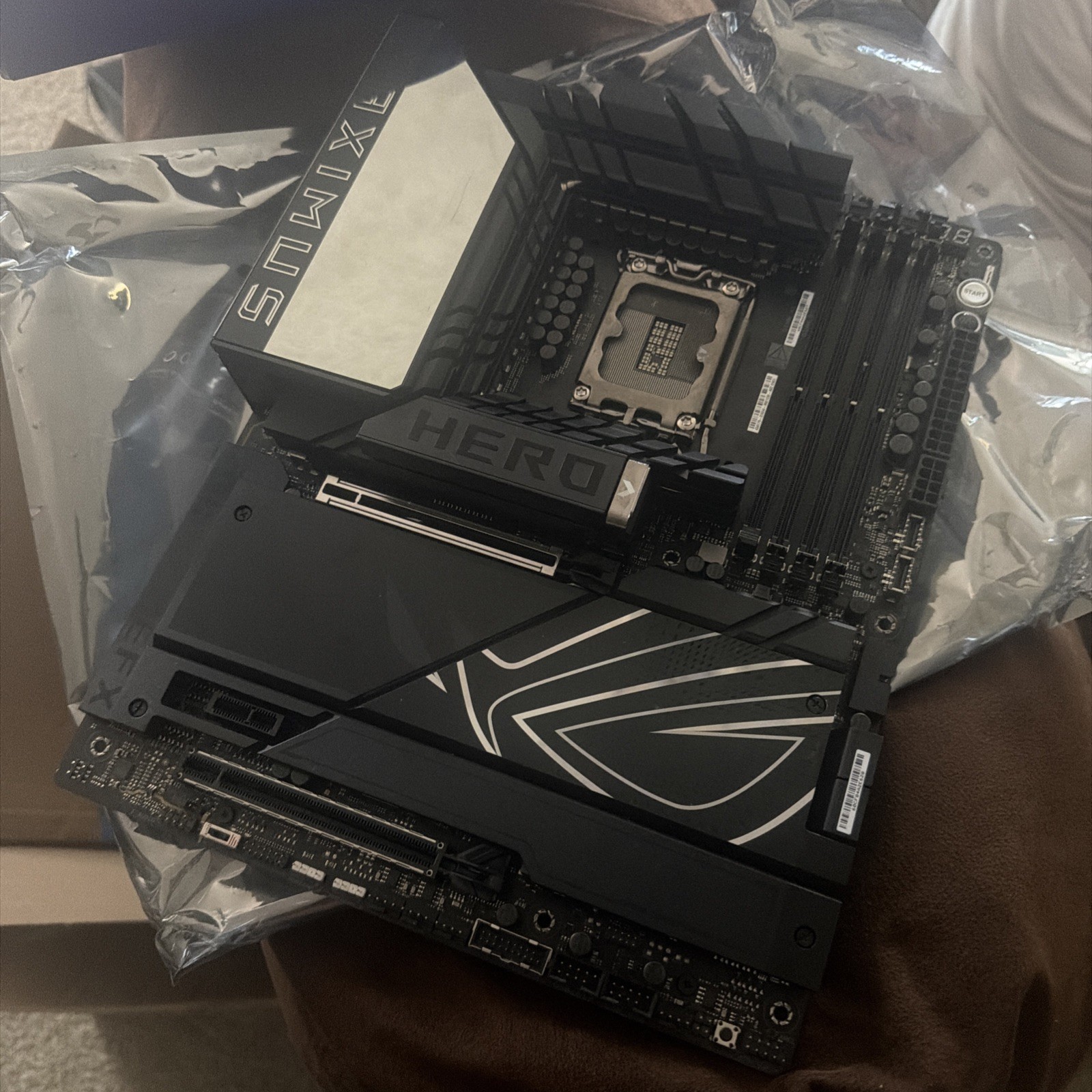 ASUS - ROG MAXIMUS Z890 HERO (Socket LGA 1851) Intel Z890 ATX DDR5 Wi-Fi 7 Mo...