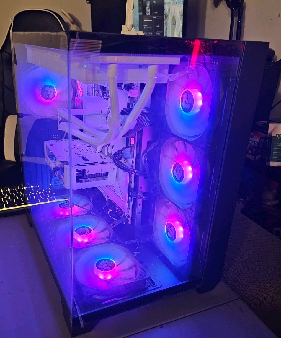 Custom/Whitebox ROG STRIX White RGB Tower Ryzen 9 9900X 32GB RX 9060 XT