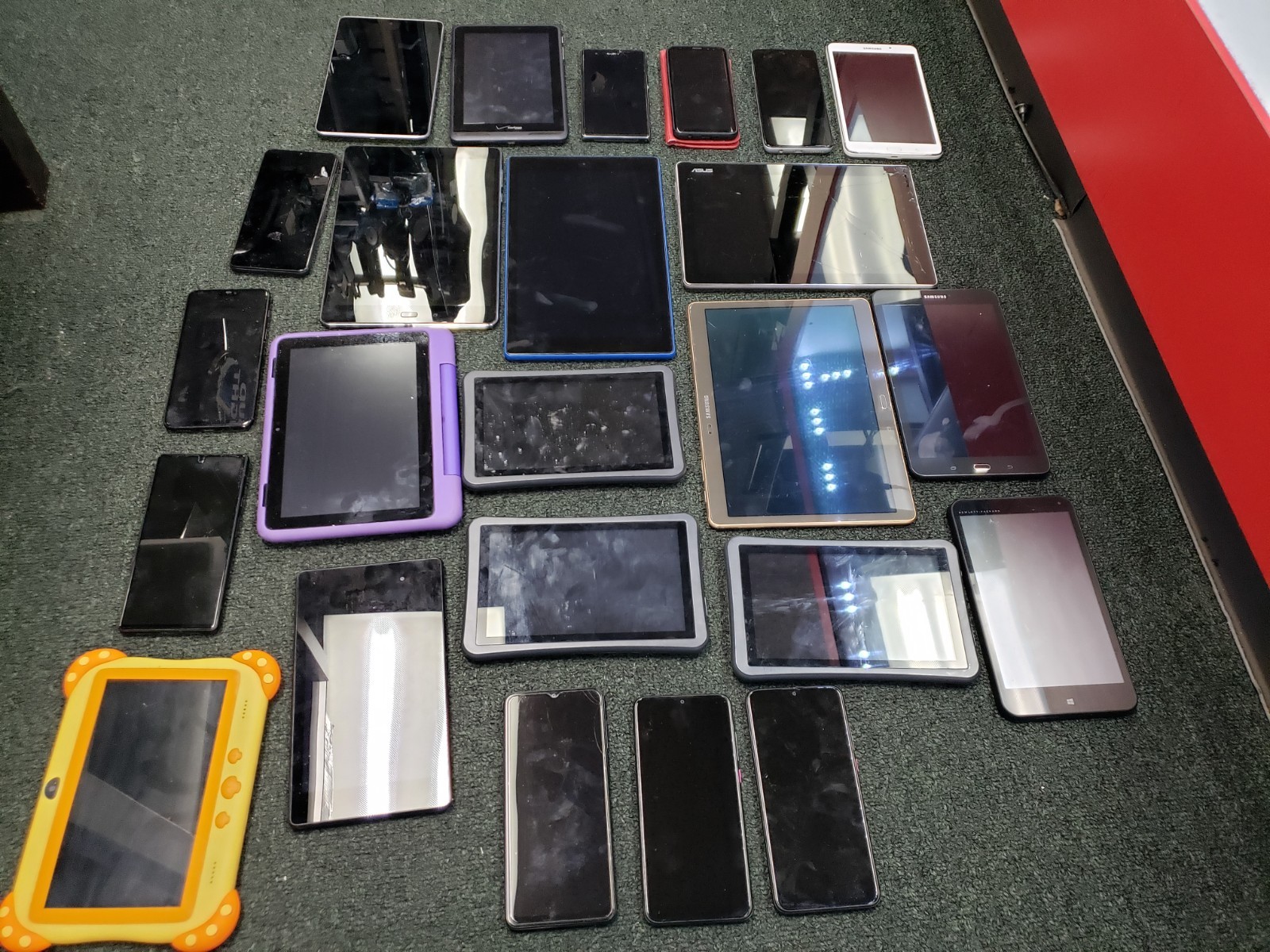 lot of 24 broken Android tablets, phones, etc as-is for parts/scrap bad bundle