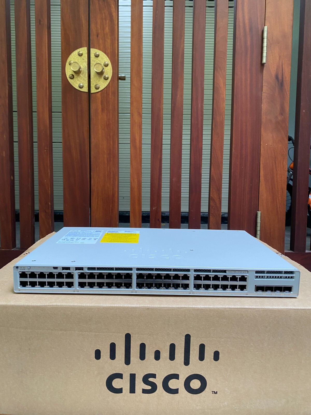 Cisco New   AIR-CT2504-5-K9  Via DHL or Fedex