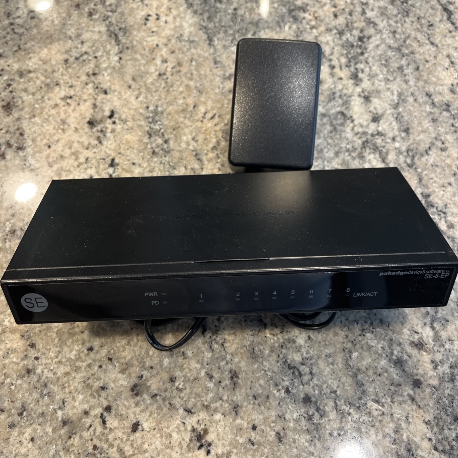 Pakedge SE-8-EP 8-Port Unmanaged Gigabit Switch | PoE Powered | AC Adapter