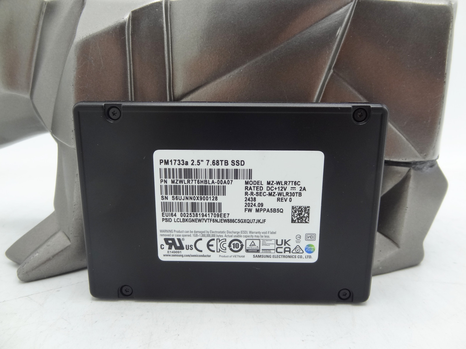 Samsung MZWLR7T6HBLA-00A07 PM1733a 7.68TB PCI Express NVMe 4.0 x4 2.5in SSD