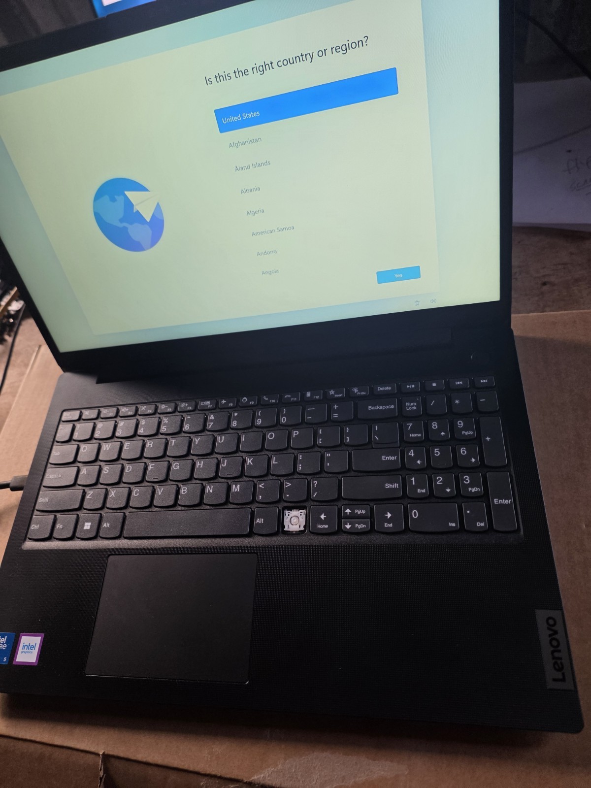 Lenovo V15 G5 Irl Core 5 220h 16gb 612gb Adapter Box