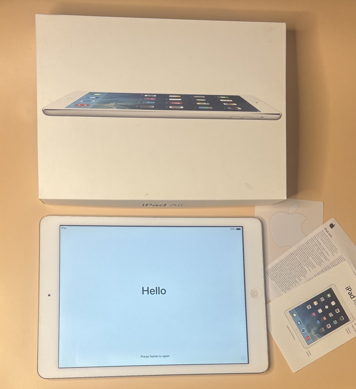 Apple iPad Air 1st Generation A1474 32GB, Wi-Fi, 9.7" w/ Box 2013