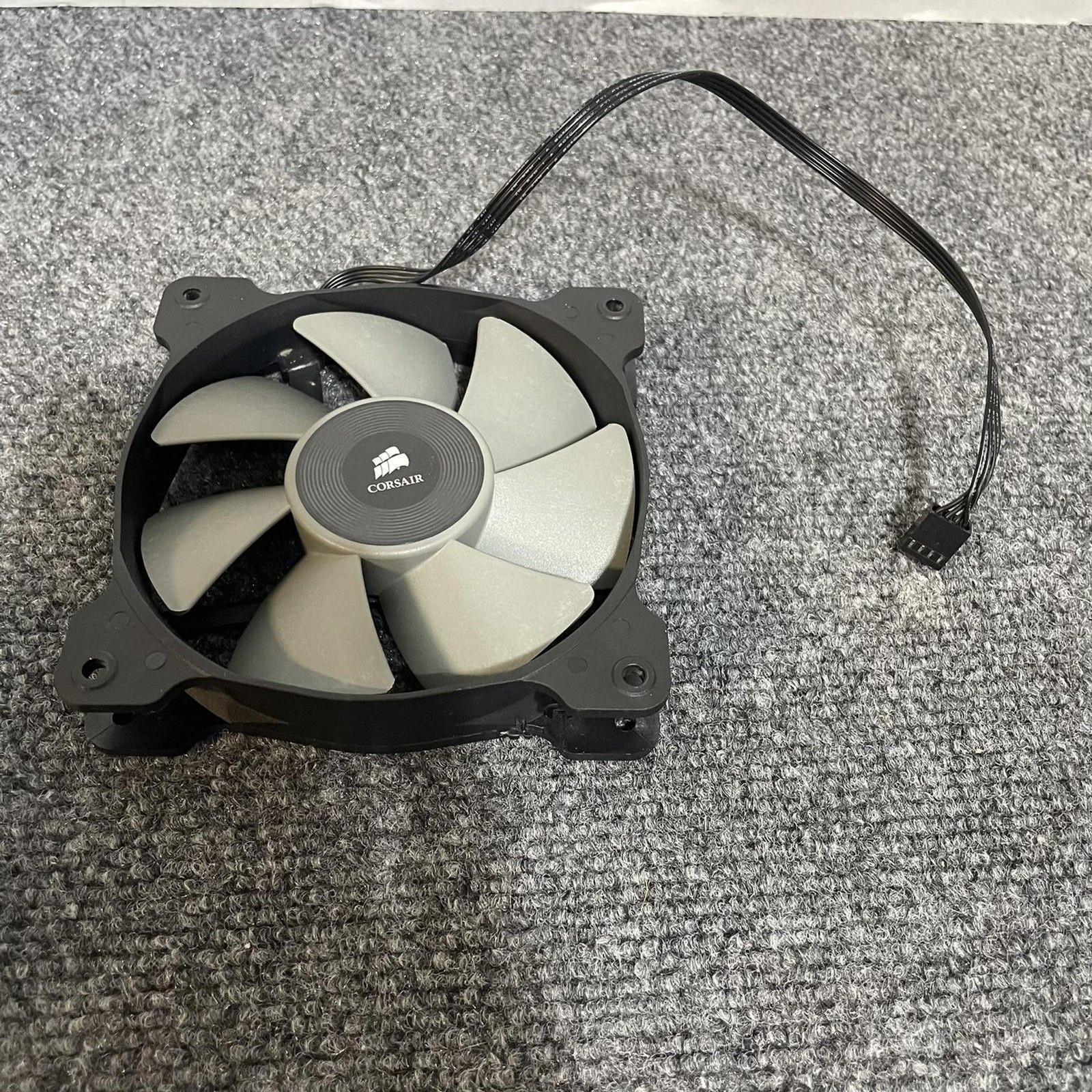 Corsair 120mm 12V DC 0.24A Brushless PWM Case Fan 4-Pin Grey Blades Cooling