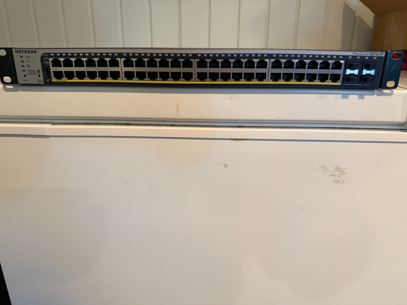NETGEAR ProSafe GS752TPv2 48-Port Gigabit PoE+ Smart Managed Pro Switch, 4 SFP P