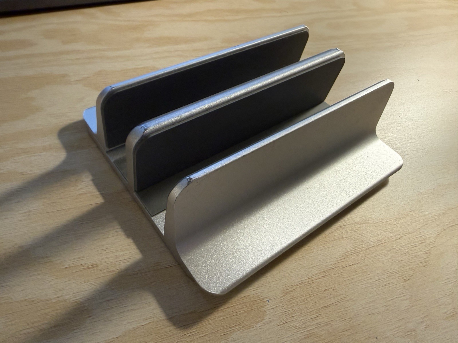 Adjustable Aluminum Vertical Laptop Stand / Holder – Silver
