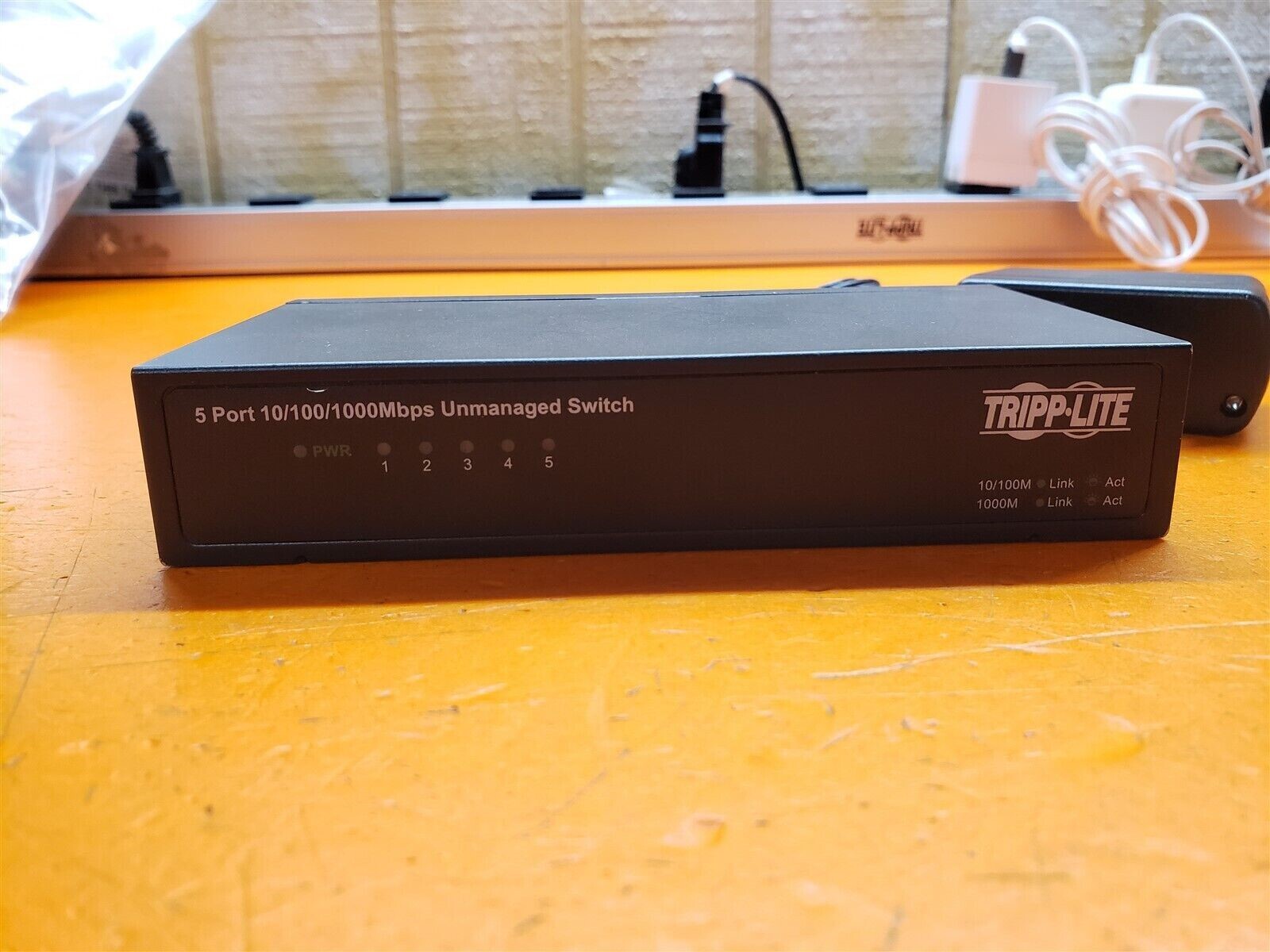 ⭐️⭐️⭐️⭐️⭐️ Tripp-Lite NG5 5 Port 10/100/1000Mbps Unmanaged Switch w Power Cord