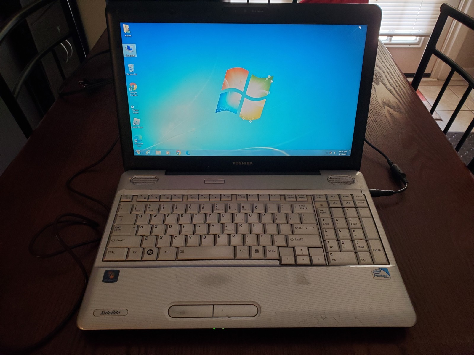 Toshiba Satellite L505-ES5018 Pentium Dual Core T4400 2.20GHz Laptop w/Charger