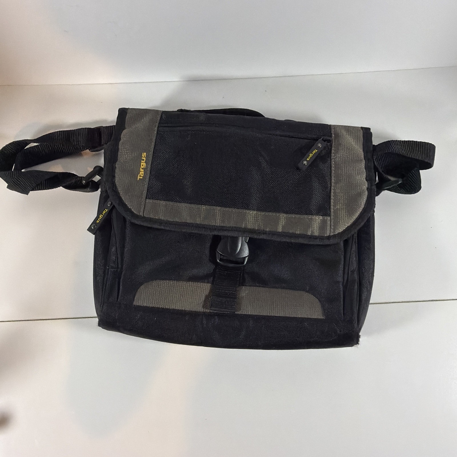 Targus Laptop and iPad -Messenger Bag-Multi-Pockets & Padded 11"x9"