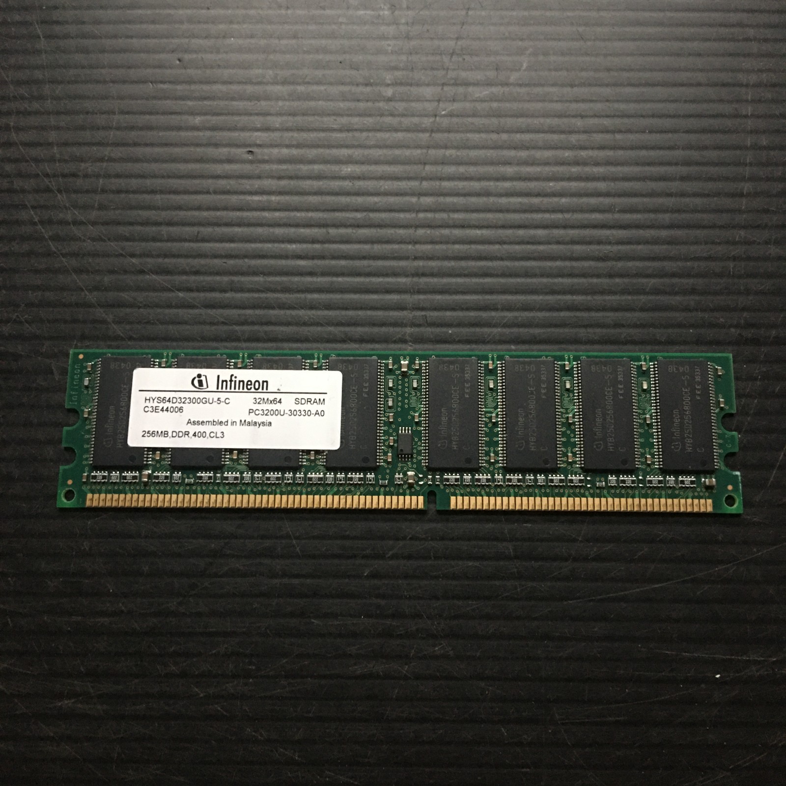 Infineon 256MB PC3200U-30330-A0 400MHz Desktop RAM (HYS64D32300GU-5-C)