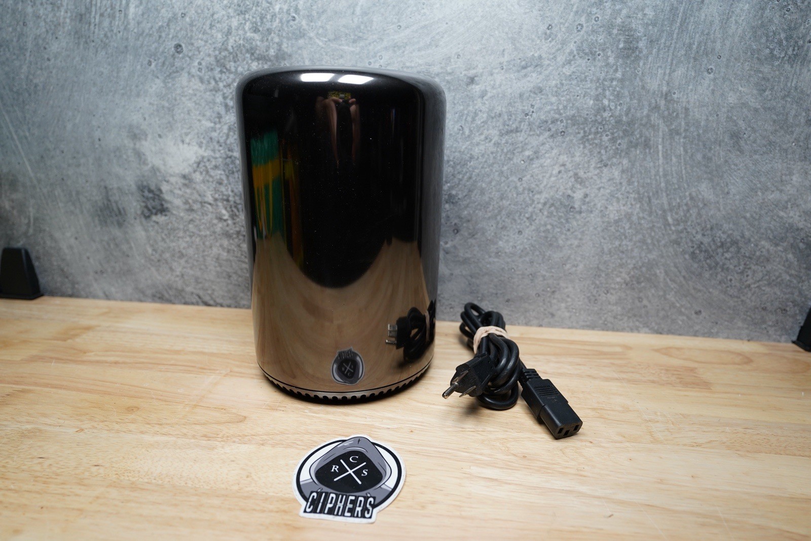 Apple Mac Pro A1481 Late 2013 3.5GHz 6-Core Xeon 16GB RAM 512GB SSD Dual D500