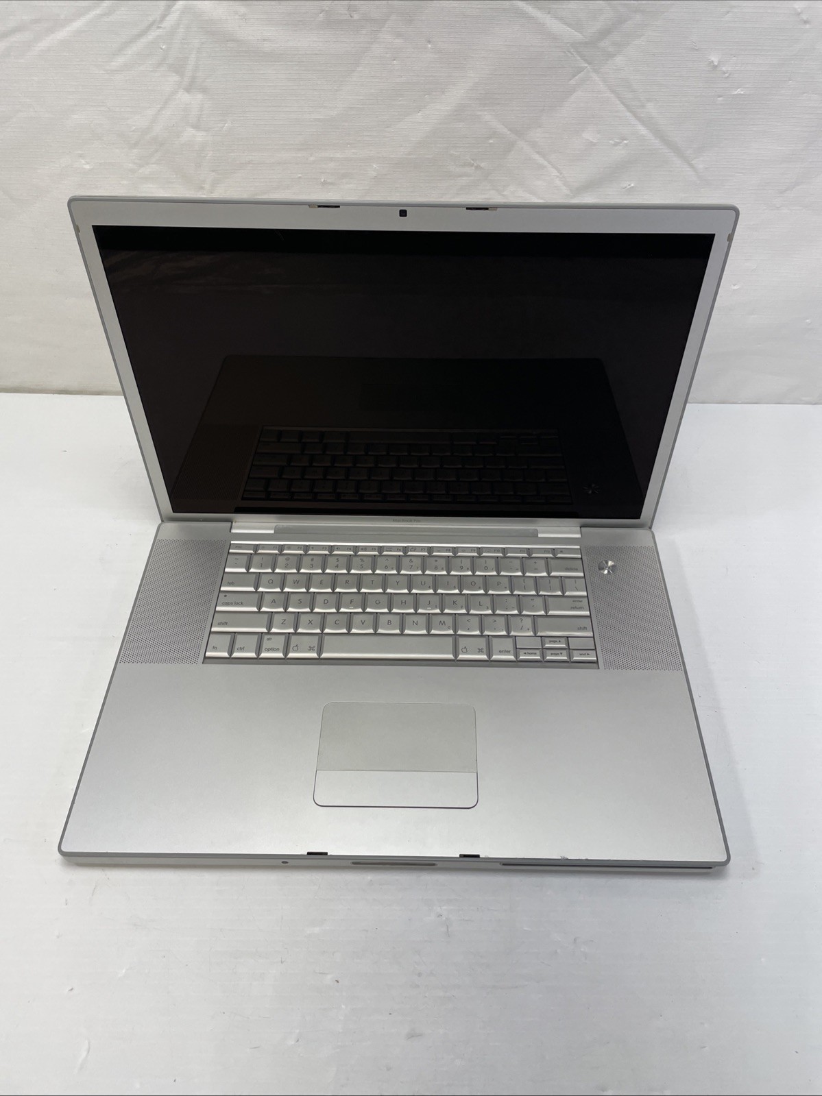 Apple Macbook Pro 17 A1229 2.4GHz Core2Duo 4GB RAM, 160GB HD No OS No battery