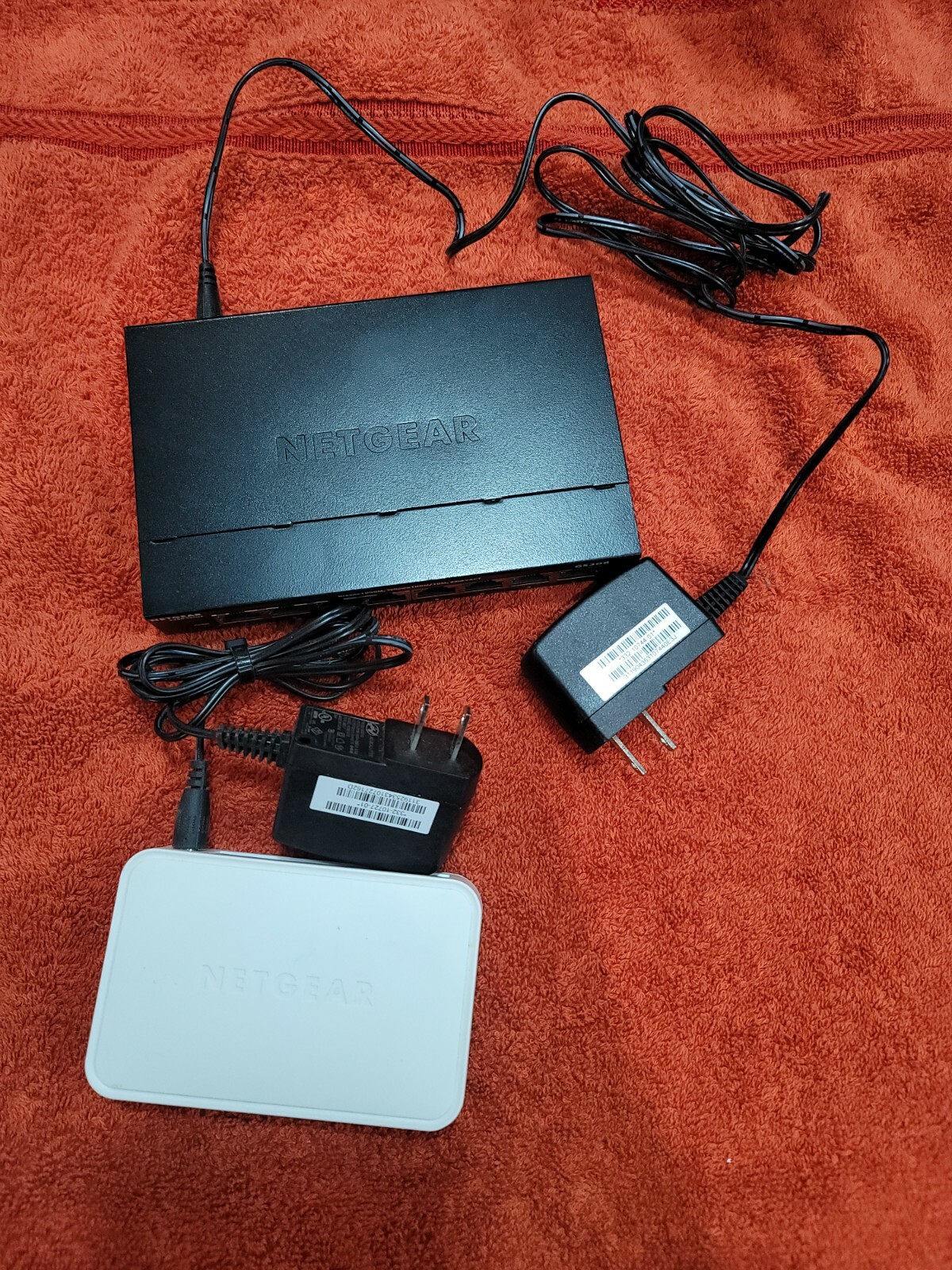 NETGEAR unmanaged Gigabit Switch 5 and 8 ports (2 units) GS308v3 GS205v2