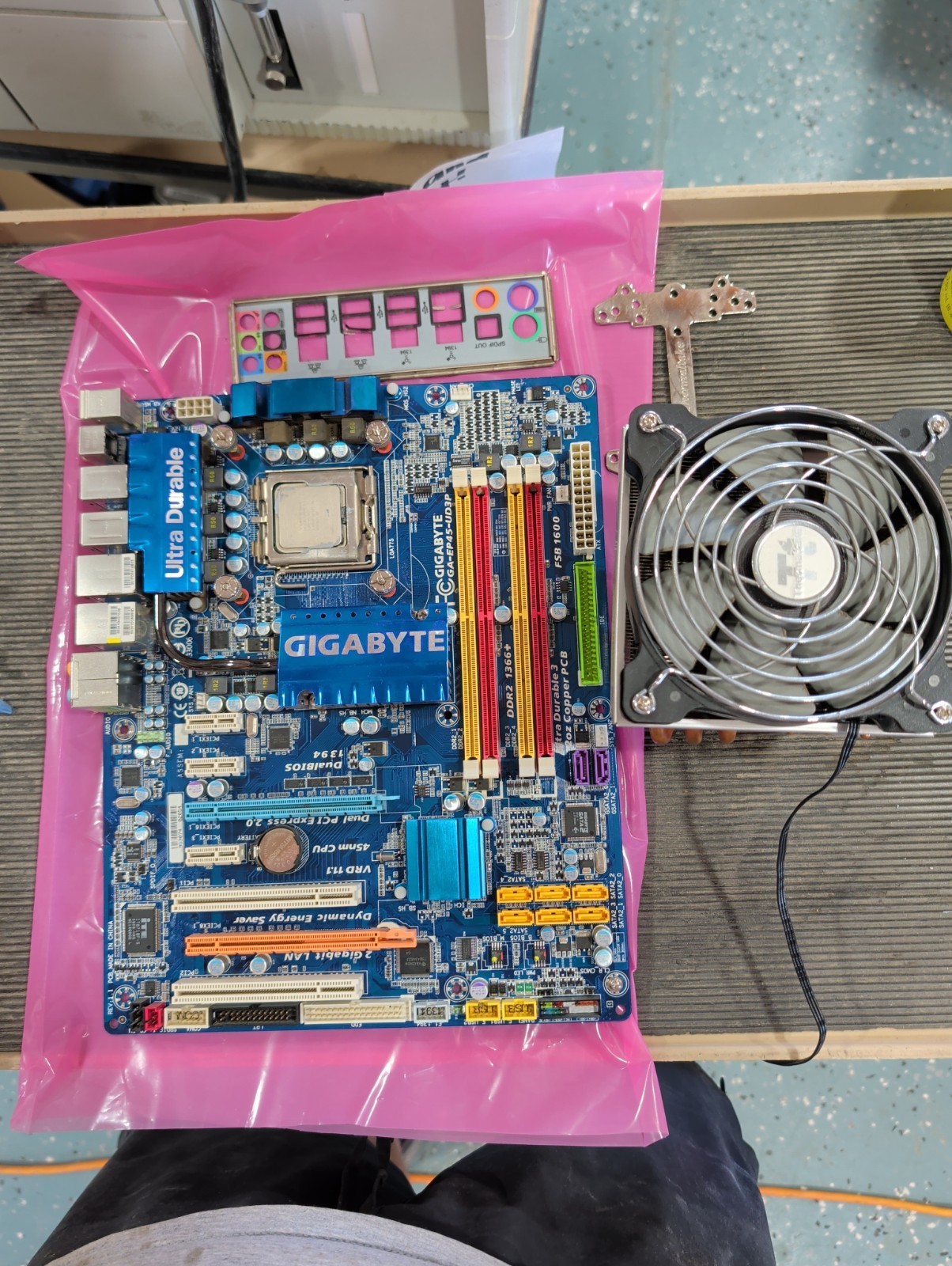 Gigabyte GA-EP45-UD3P LGA775 Motherboard + E8400 + IO + Thermaltake Heatsink