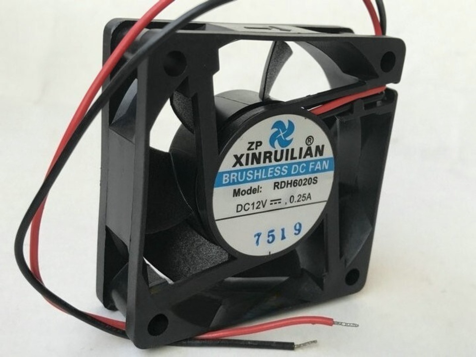 1pcs BRUSHLESS DC FAN RDH6020S Model 12V 0.25A 2-wire 6CM cooling fan