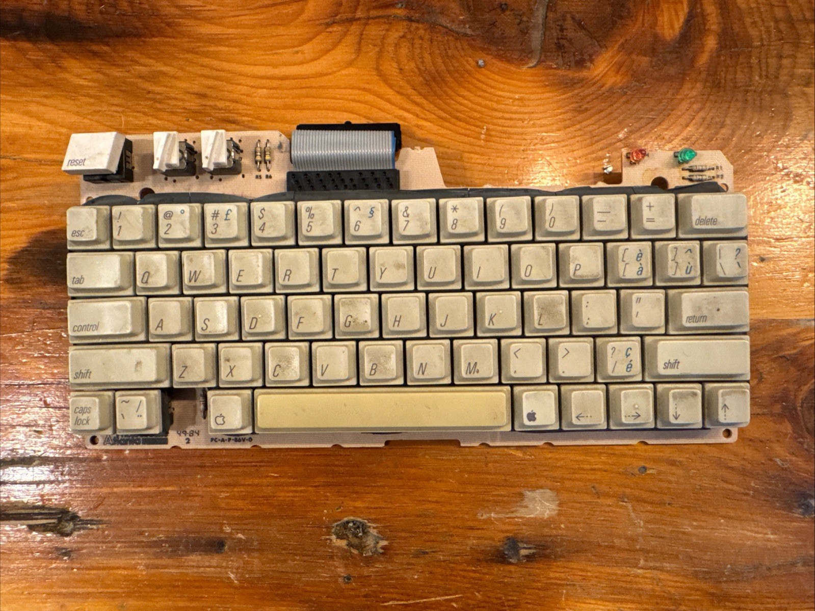 APPLE IIc A2S4000C Canadian Hairpin Keyboard TESTED WORKING