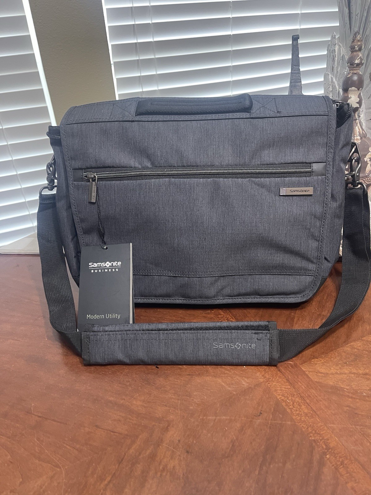 Samsonite Modern Utility Laptop Messenger Bag New With Tags  w/Shoulder Strap