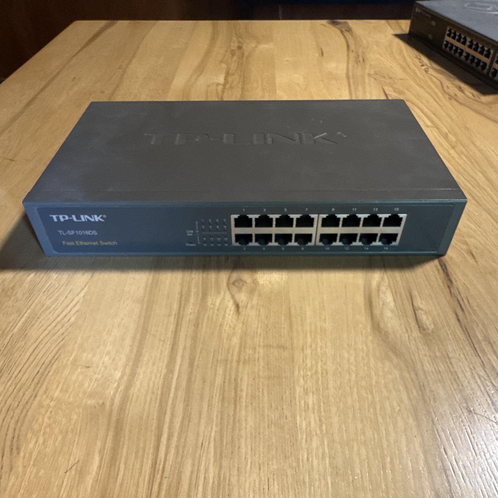 TP-LINK TL-SF1016DS 16-Port Unmanaged Fast Ethernet Switch RJ-45 100Mbps