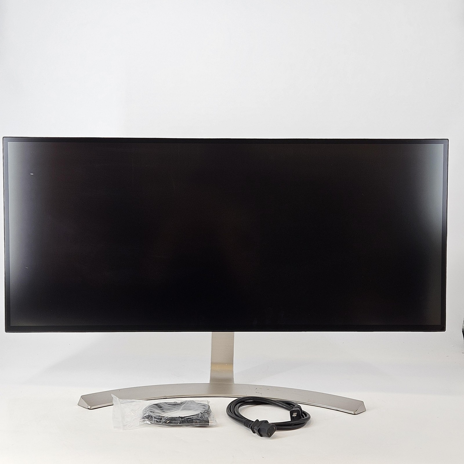 LG Ultrafine 27in 5120 x 2880 w/ Power Cord Good