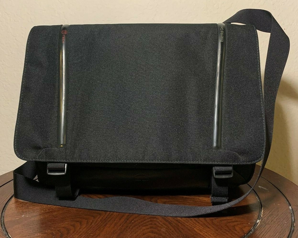 Tumi T-TECH Classic 67770D Black Nylon Messenger shoulder Laptop BagVGUC 