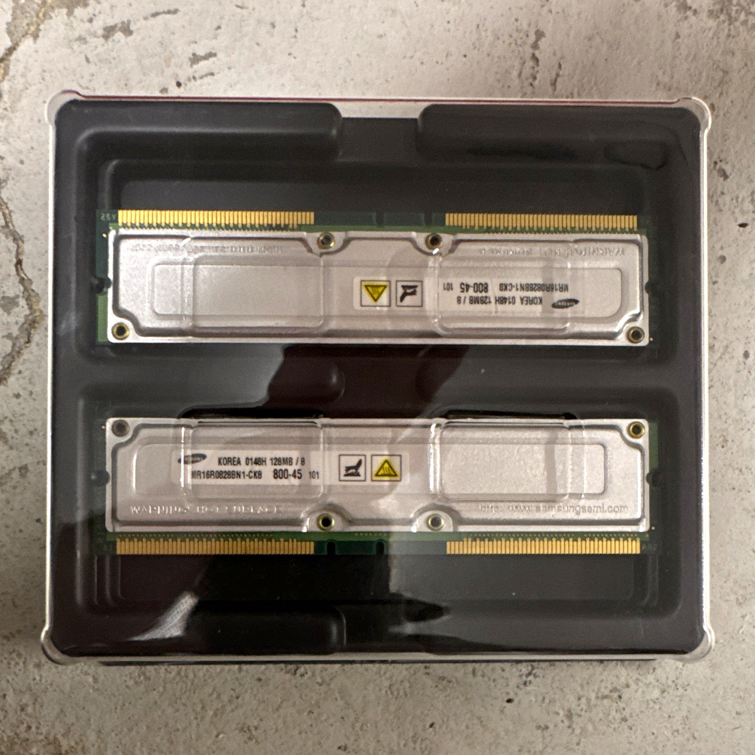 Samsung 256MB (2x128MB) PC-800 ECC RDRAM RIMM 184-Pin MR16R0828BN1-CK8