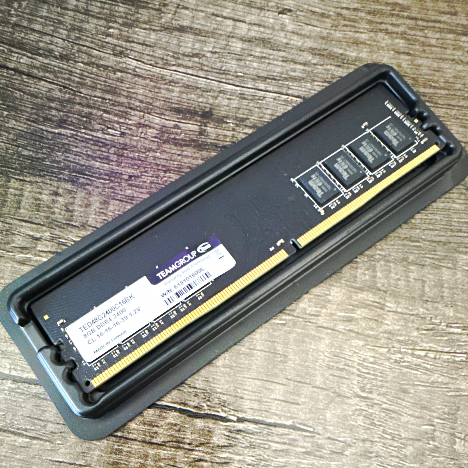 Team Group Elite 8GB DDR4-2400 PC4-19200 288-Pin UDIMM CL16 TED48G2400C16BK