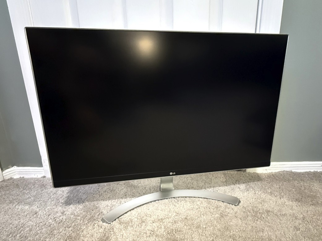LG 27UD68-W - 27" 4K 60Hz Computer Monitor w/ Tilting Stand - White