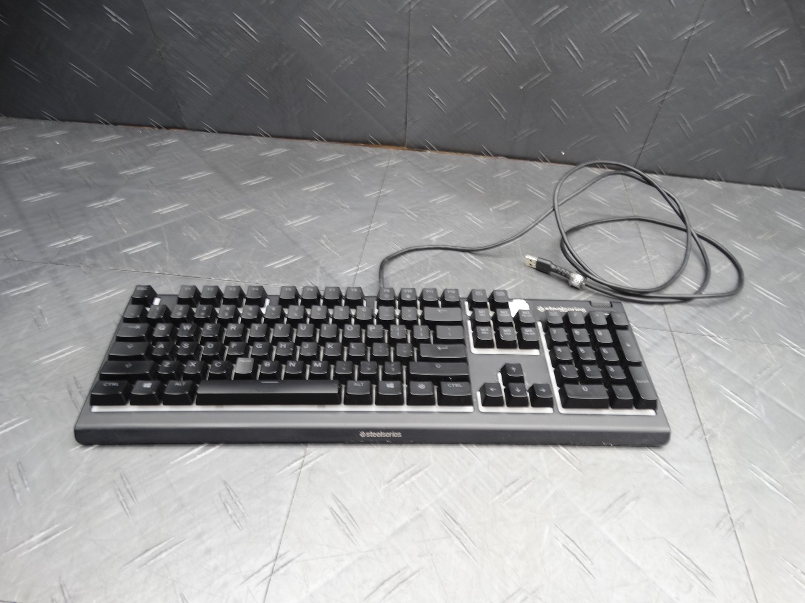 SteelSeries Apex 3 Gaming Keyboard Full Size Wired Membrane Whisper Quiet Switch