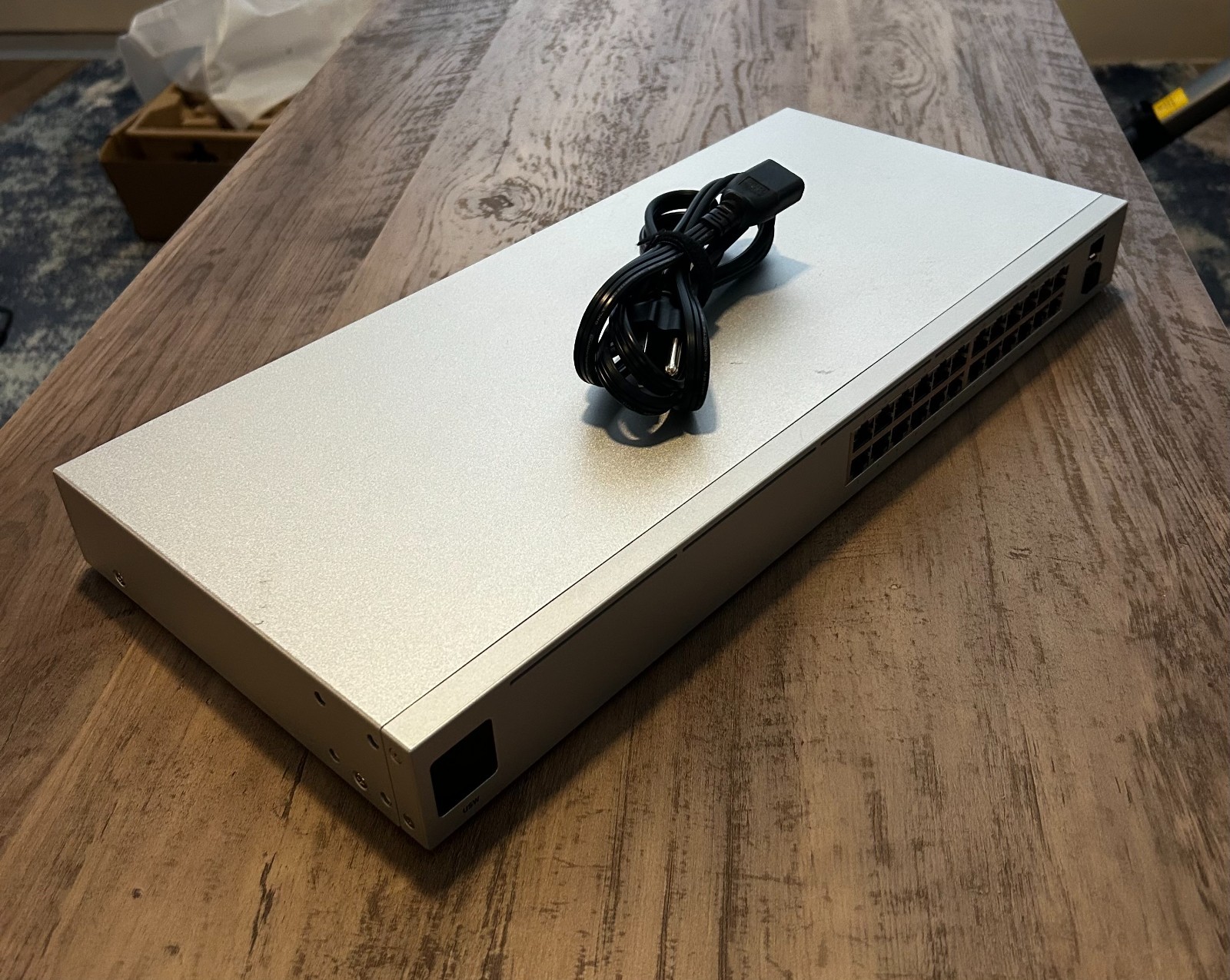 Ubiquiti UniFi USW-24 Gigabit Managed Switch/SFP, 24-Port