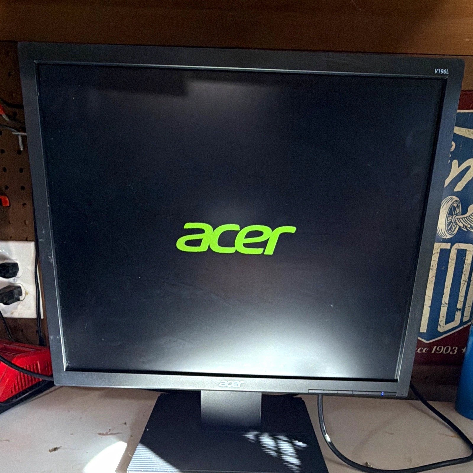 Acer V196L 19in LCD Monitor 1280x1024 60Hz 5:4 DVI-D VGA Black