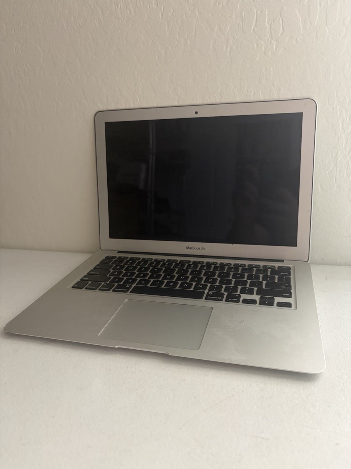 Apple MacBook Air A1466 Intel Core i5-3427U 1.8GHz POWERS ON