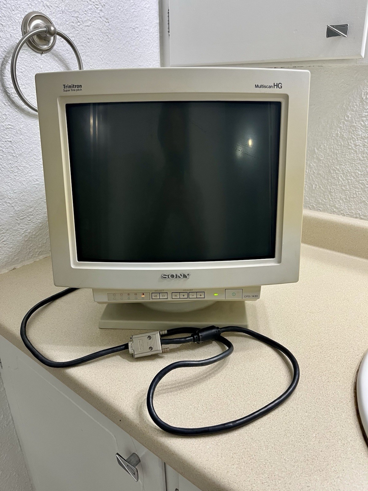 Vintage 1992 Sony Trinitron CPD-1430 Multiscan HG 14” CRT Monitor Powers On READ