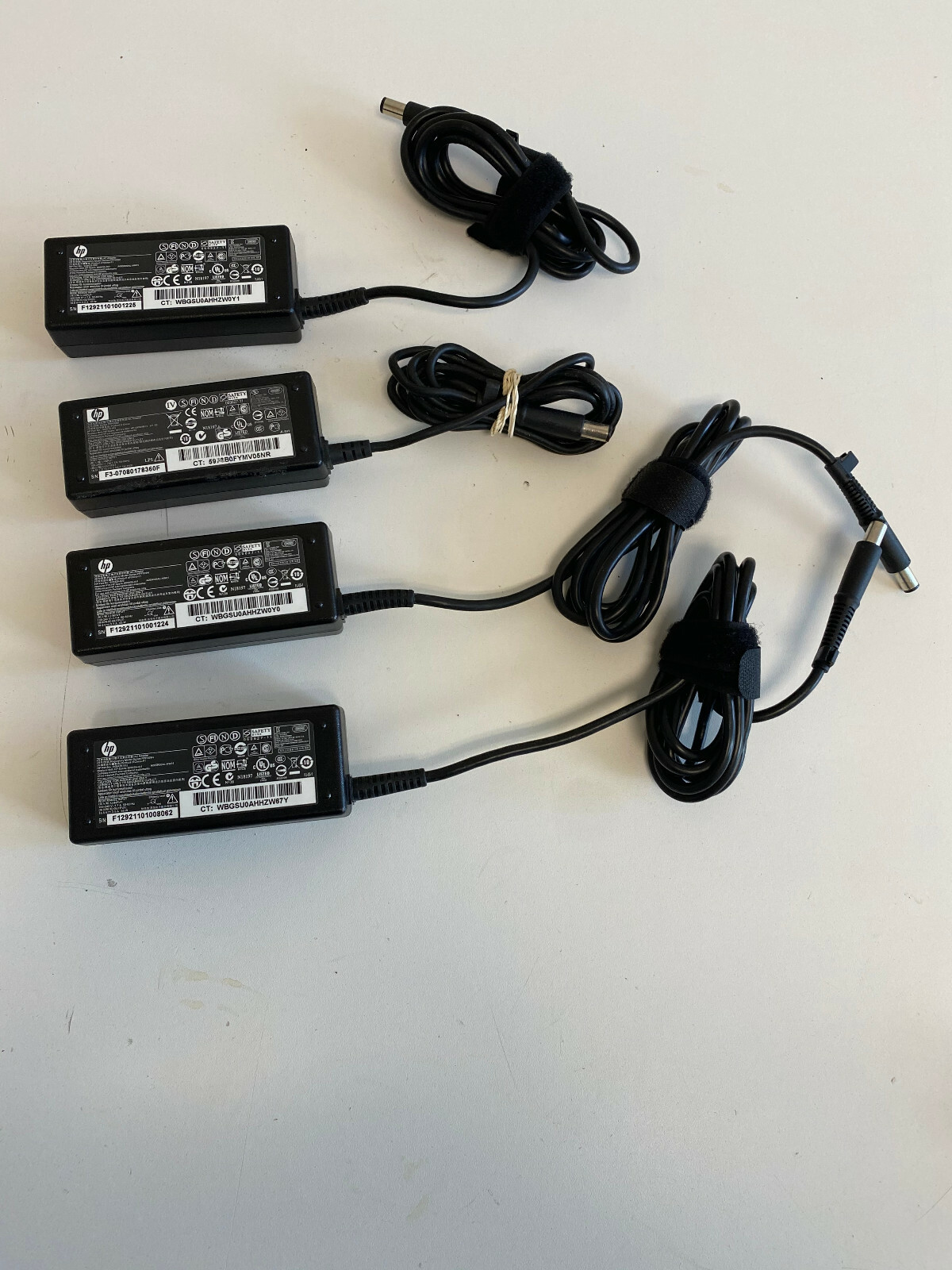 ZZ4: Lot of 4 HP PPP09H Laptop Adapter (3) 608425-002 & (1) 384019-002