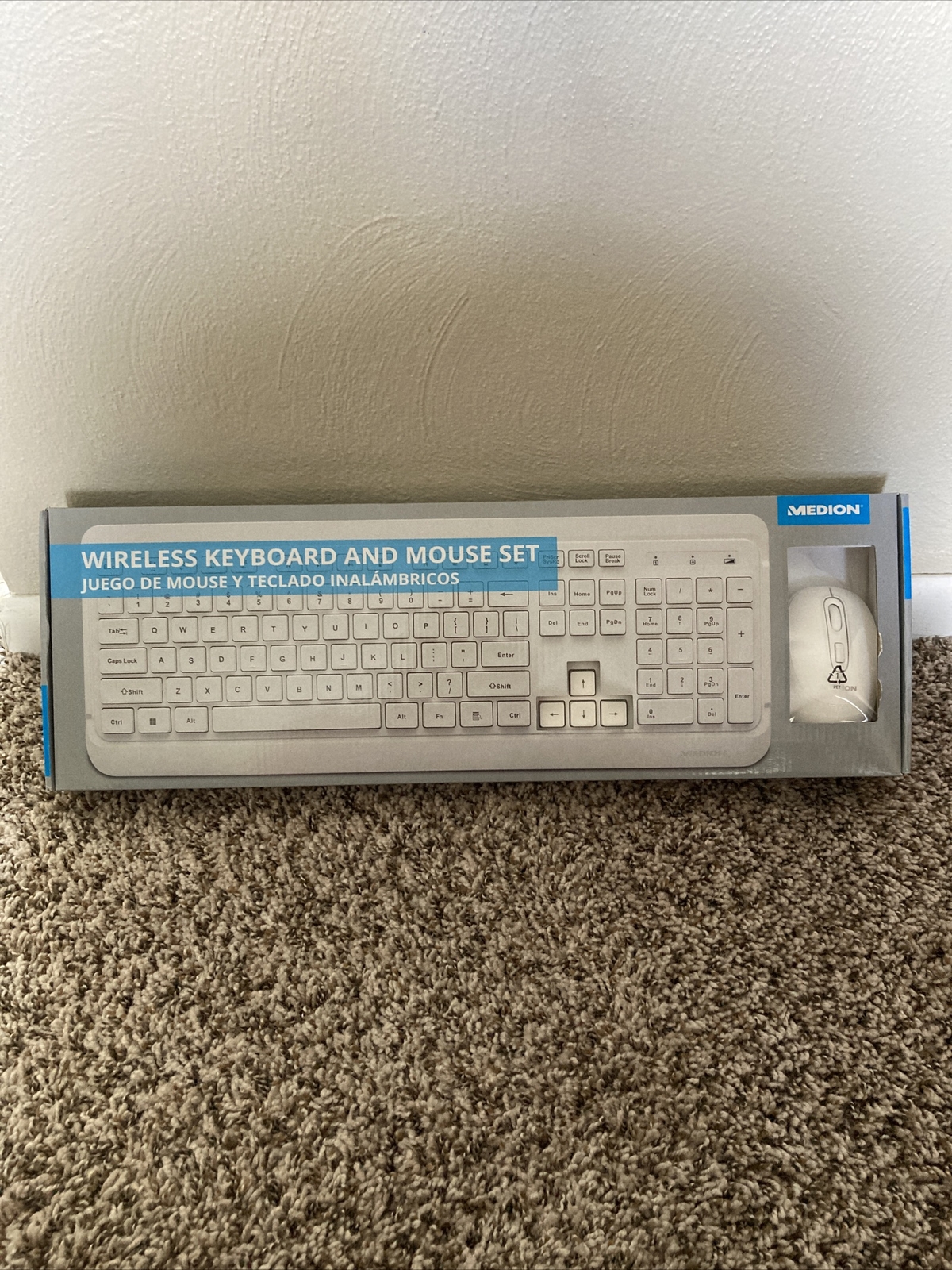 WIRELESS KEYBOARD AND MOUSE SET- White color-new in box