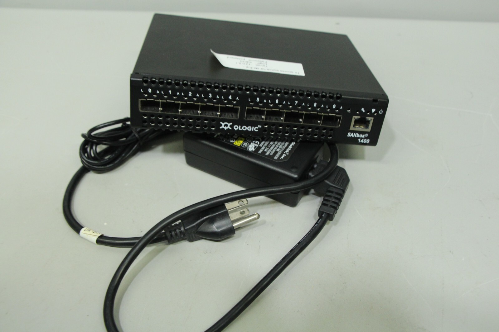 QLOGIC SANbox 1400 10-PORT FIBER HUB SWITCH -- WITH POWER SUPPLY