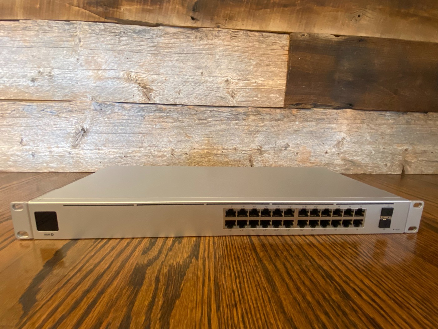 Ubiquiti UniFi USW-24-POE 24-Port Gigabit PoE Ethernet Switch