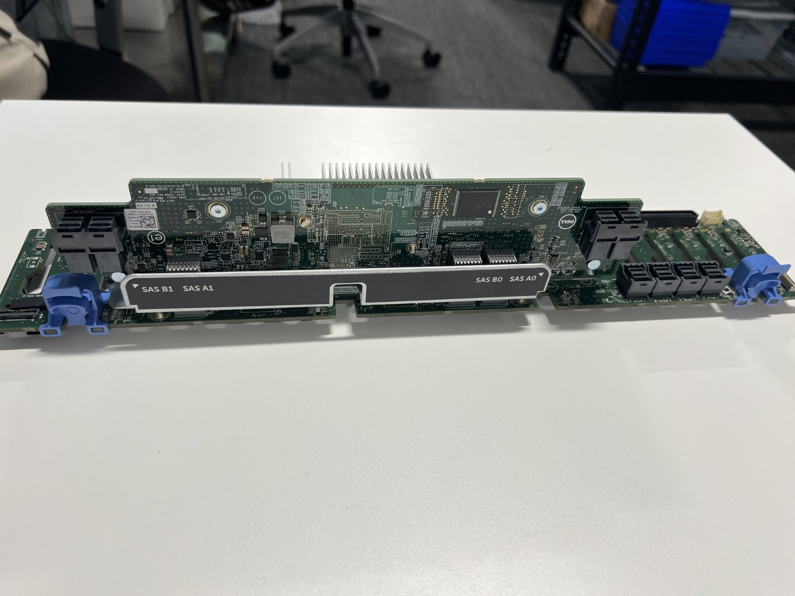Dell PowerEdge 24-bay 2.5" SAS/SATA backplane with an expander